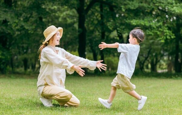 遊んでいる親子